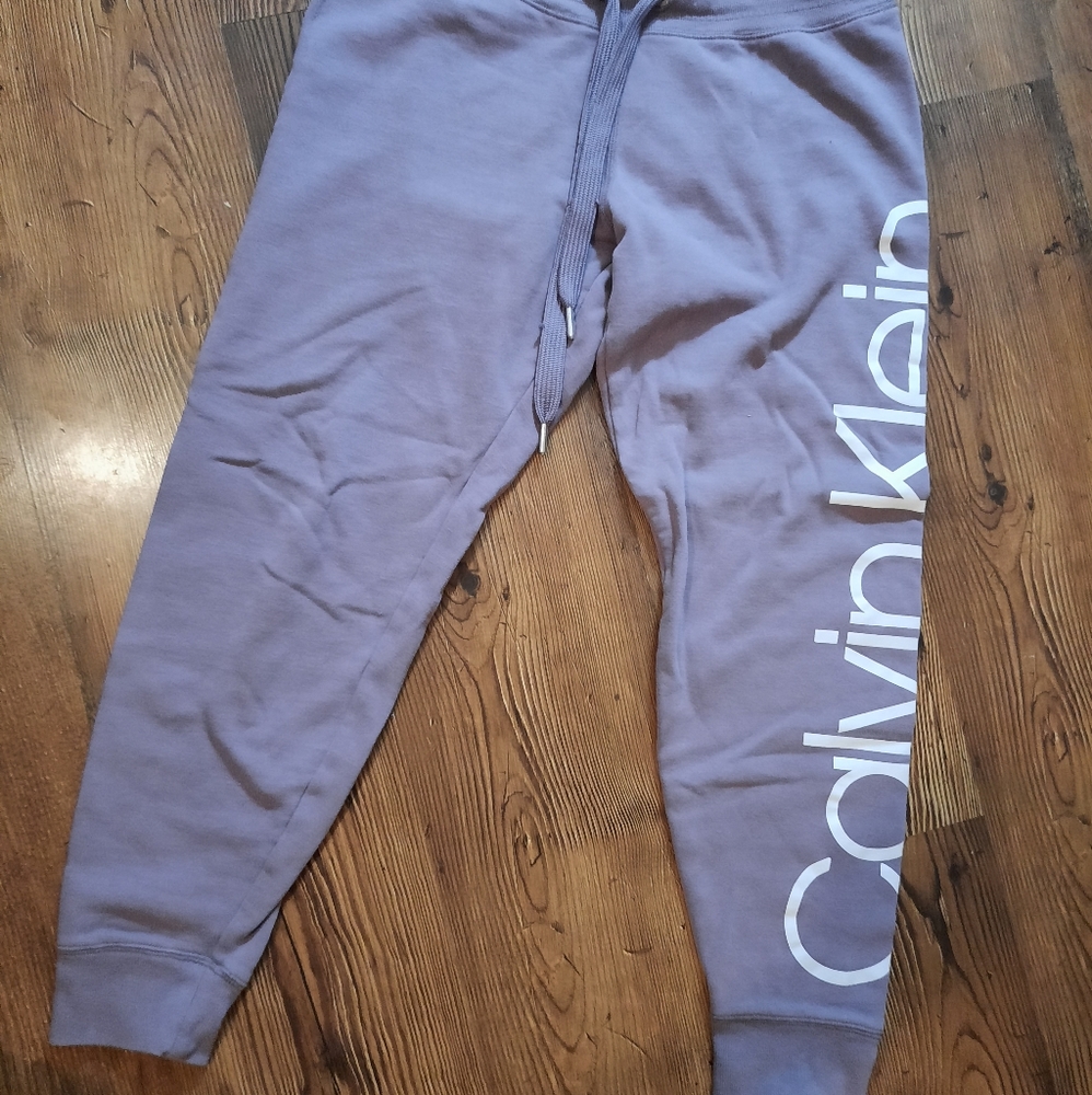 Calvin Klein - Picture 2 of 5